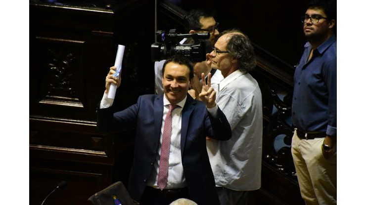 Watson recibió de la Junta Electoral el diploma como intendente electo